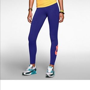 ⛹🏼‍♀️ Nike logo leggings